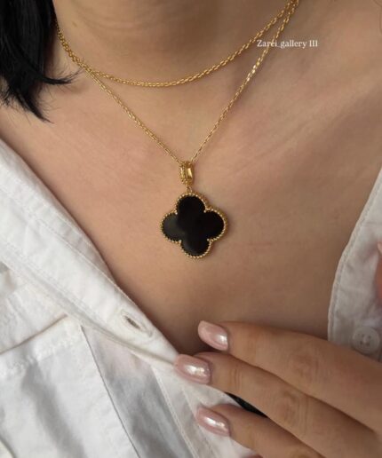 گردنبند تک گل ون کلیف با پلاک داخل سنگ مشکی